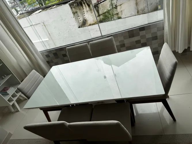 Mesa de jantar de vidro laqueado com base em ripada em madeira maciça 