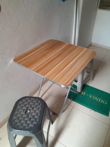 Mesinha com 2 banquetas a mesa esta com risco em cima superficial ja veio assim