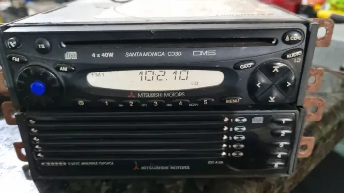 Kit radio automotivo Mitsubishi Santa Monica CD-30 + charger IDC A 09 Blaupunkt 