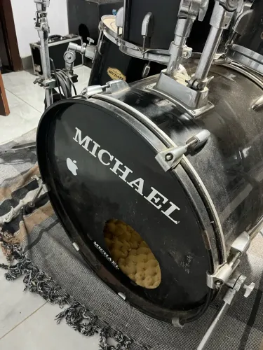 Bateria Michael ótimo estado (suporte da caixa só está na igreja, mas acompanha também)