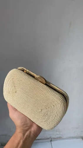 Bolsa Clutch de Mão / Festa - Palha Trançada com Detalhe Dourado (Perfeita)