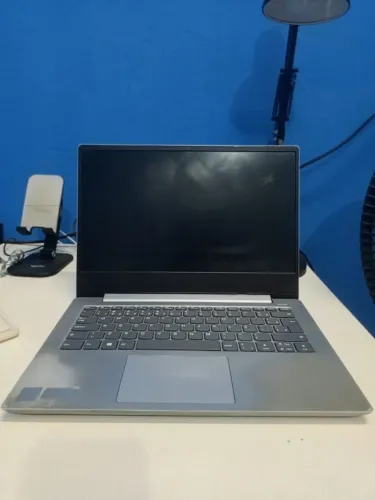Notebook Lenovo B330S i5-8°G - 8GB DDR4 - SSD 240GB - 100% Func - Marca de uso na base