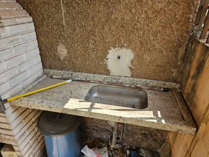 Churrasqueira 80x60 pré-moldada e pia de granito 