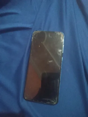 Vendo galaxy A11 por 150 tela trincada envio imediato por uber frete