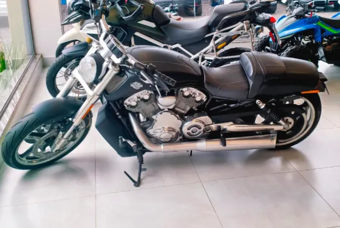 Moto Harley Davidson V-Rod Muscle. Cor preto fosco. Nova super conservada. 9006 km.