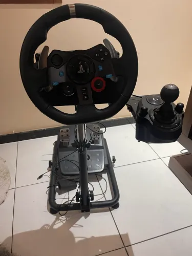 Volante G29 Driving Force com suporte, pedais e cambio