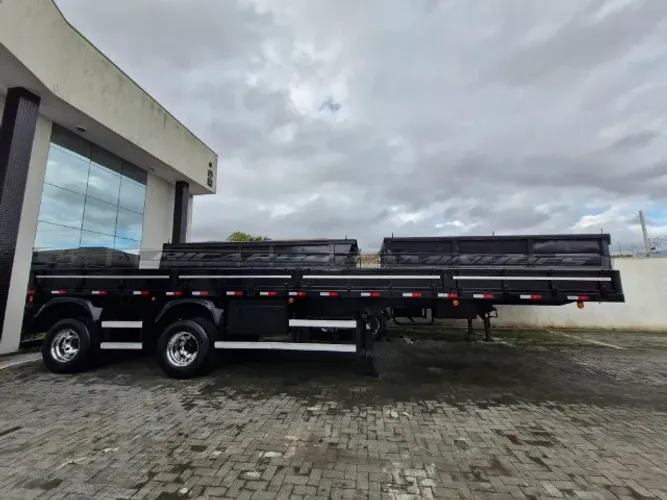 Carreta Vanderleia 2015 2 eixos carga seca com pneus