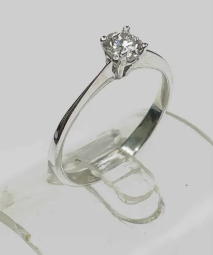 Anel Solitário em Ouro Branco 18k750 com diamante de 40 pontos