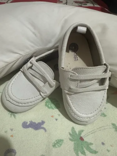Sapato infantil no couro