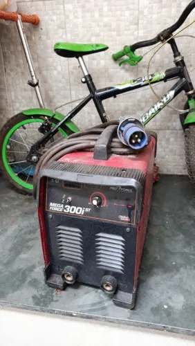 Máquina de Solda Inversora 300A Lincoln Electric Mega Force 300i ST - Profissional