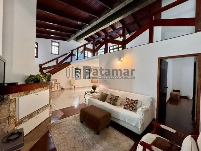 Casa à Venda ou Disponível para Locação na Granja Viana