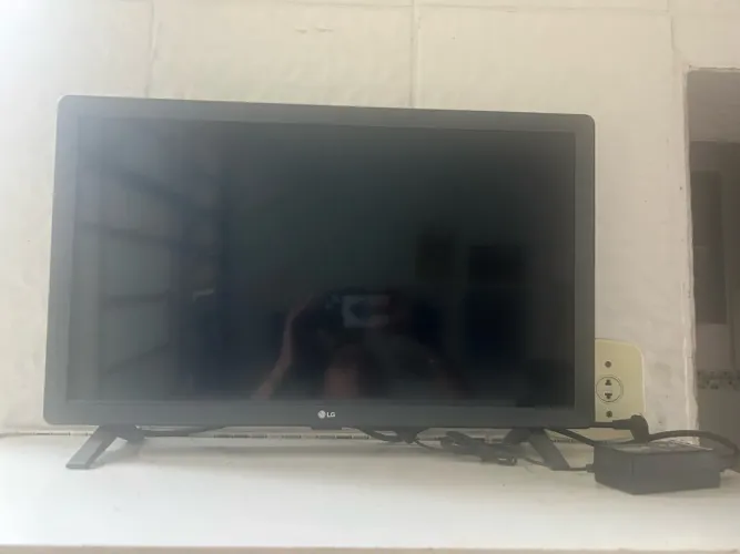 TV LG smart 24 pegadas