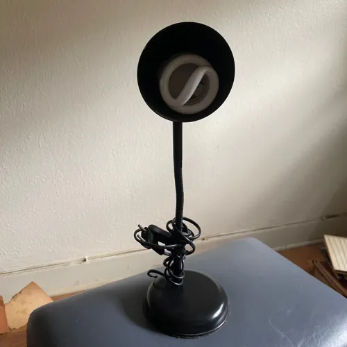 Luminária de Mesa Preta Flexível - Ideal para Estudos e Trabalho