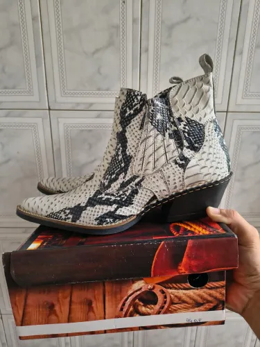 Bota bico fino couro de cobra 44