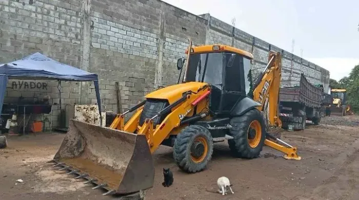 RETROESCAVADEIRA JCB 2015