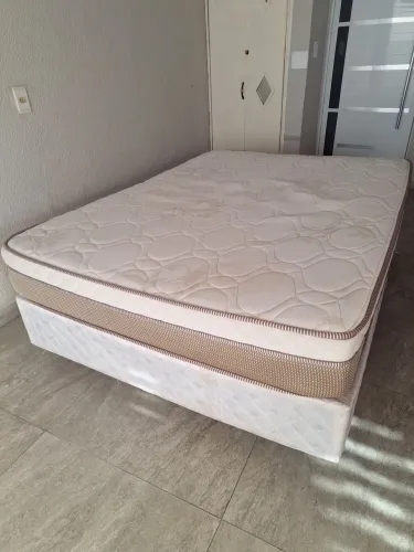 Vendo conjunto colchão de molas ensacadas e box simples em bom estado