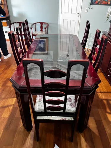 Mesa de jantar em madeira com tampo de vidro + 8 cadeira