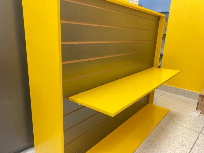 Balcão em MDF amarelo e preto
