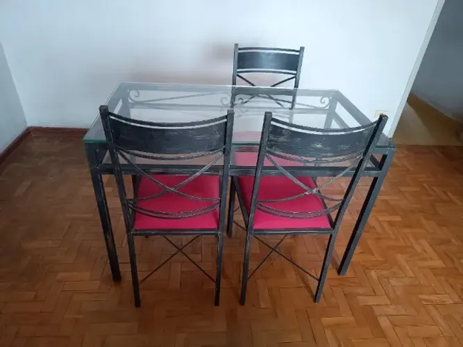 mesa de jantar clássica ferro com vidro duplo e três cadeiras tecido