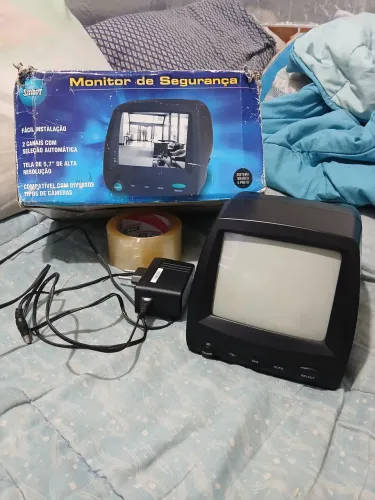 Monitor de segurança preto e branco