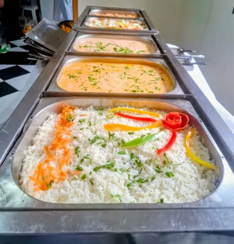 Buffet preparamos as refeições da festa cozinheira e churrasqueiro  Temos louças 