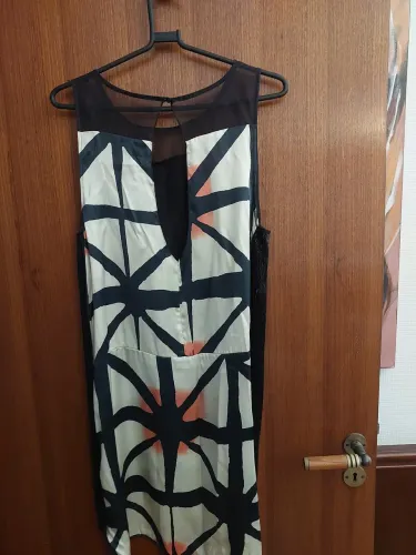 Vestido animale. Seda pura. Colorido. Tamanho 40. Todo bordado nas laterais em canutilhos