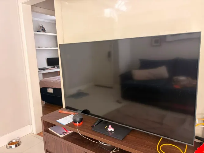 TV Samsung Qled 4K 55" + 2 controles Playstation