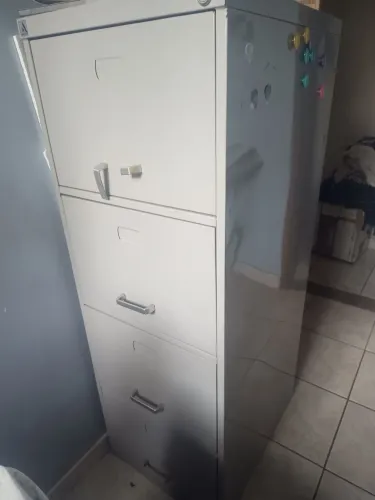 Armário de escritório 4 gavetas para colocar pastas suspensas.