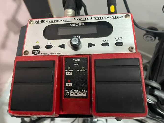 Vendo pedaleira Boss
