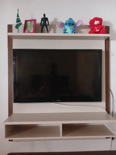 painel para TV suspenso com prateleira e nicho.