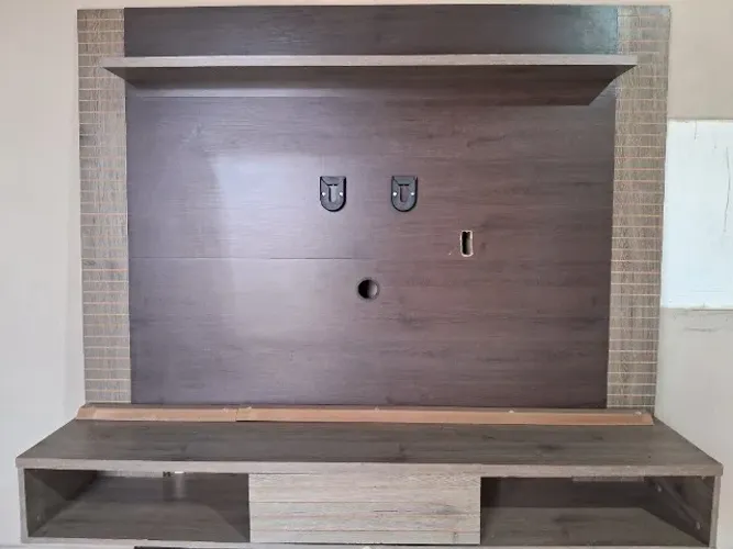 Painel para TV com suporte universal