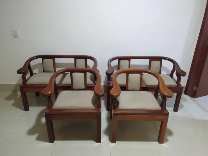 Namoradeiras / poltronas de madeira maciça e envernizada