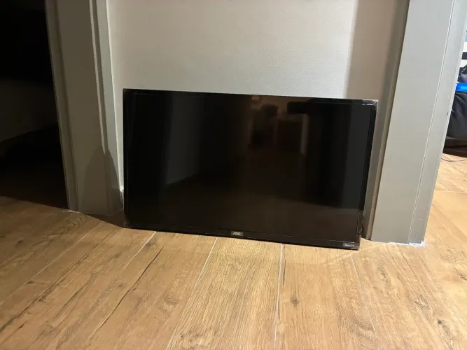 TV 32 polegadas marca AOC com controle remoto só não vai os pesinhos bivolt
