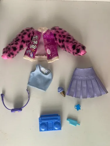 Lote de roupas e acessórios Barbie Extra