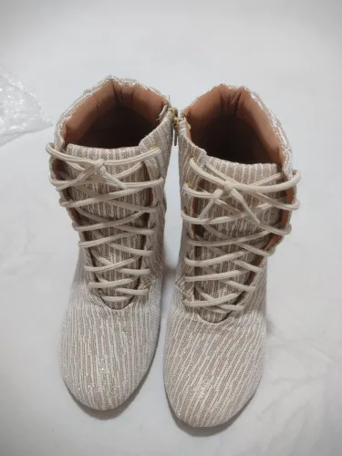 Vende se este lindo sapato