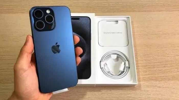 IPHONE 15 PRO MAX AZUL SEM MARCA DE USO