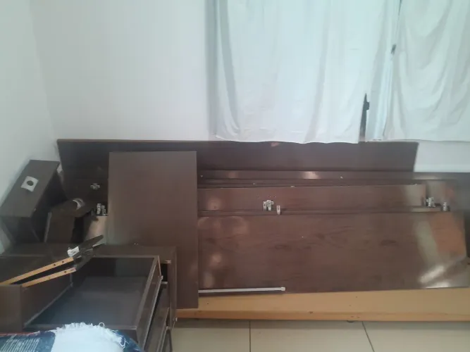 Guarda roupa, 6 porta com espelho dentro. Já tem base com rodidas