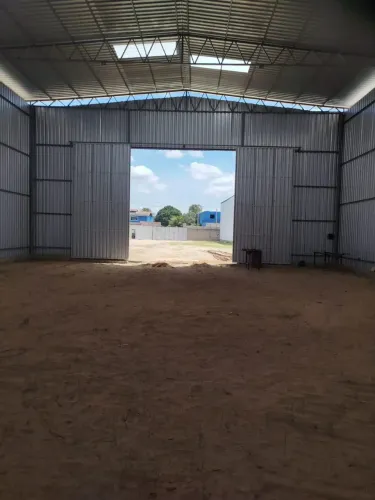 Galpão para locação na Linha Azul/Virgem Santa em Macaé/RJ, Área 2.500M2, Escritórios e Ba