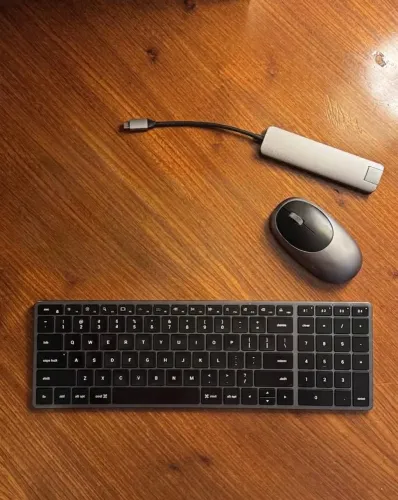 Teclado + Hub USB-c Satechi