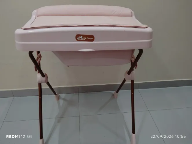 Vendo banheira pra bebê na cor rosa , marca Galzerano junto vai suporte, encosto pra bebê