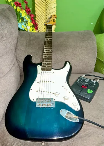 Guitarra Memphis by Tagima Stratocaster + Pedaleira Zoom - Funcionando