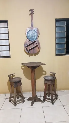 Mesa de madeira com 2 banquetas