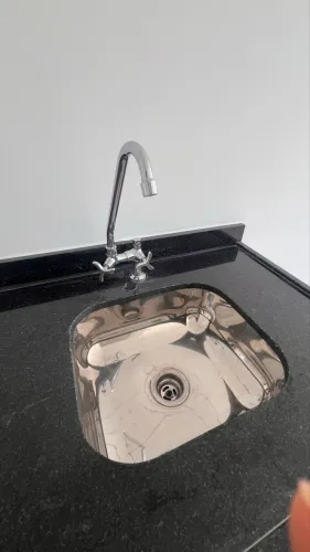Bancada de granito da cozinha + cuba inox + torneira
