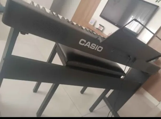 Piano Digital Casio CDP-S 100 88 teclas pesadas, com estante, pedal de sustain e banqueta.