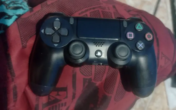 Controle de ps4 bem conservado...