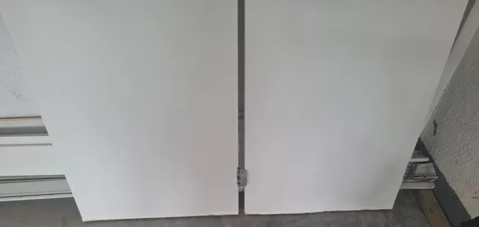 Duas portas com a cacharia