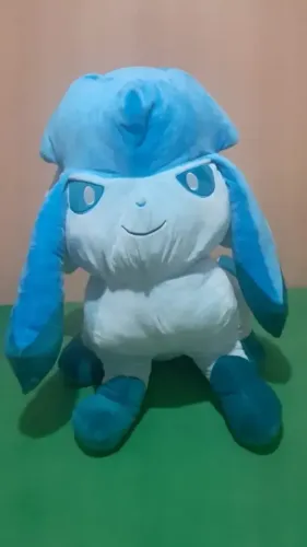 Pelúcia Pokémon, Nova, mede em torno de 70 centímetros