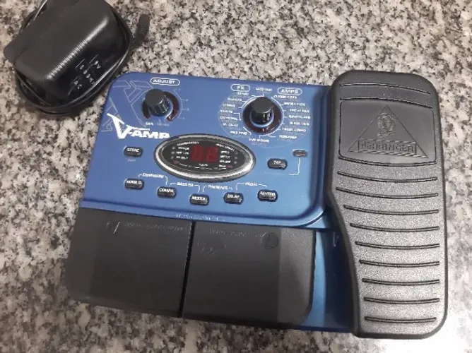 Pedaleira de efeitos para guitarra Behringer Vamp1.