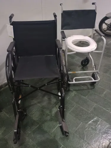 Vendo cadeira de rodas e cadeira de banho