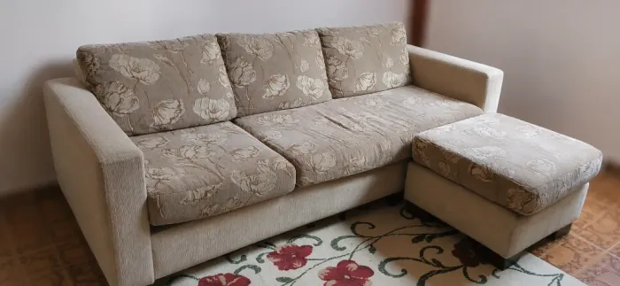 Sofá completo modulado; almofadas soltas com puff